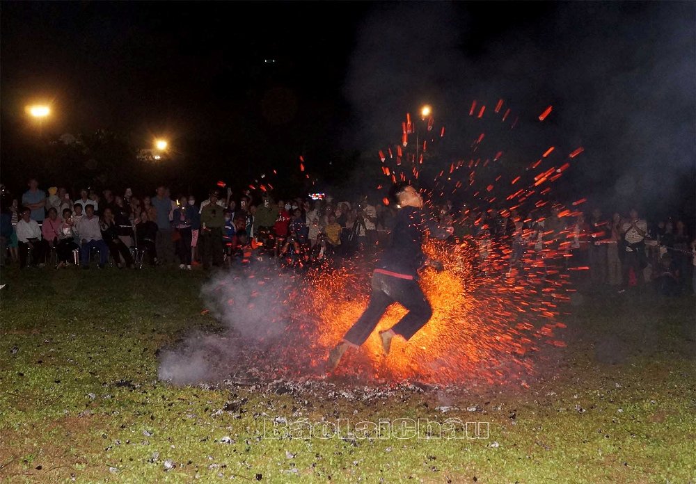 Tái hiện nghi lễ nhảy lửa của dân tộc Pà Thẻn tỉnh Tuyên Quang